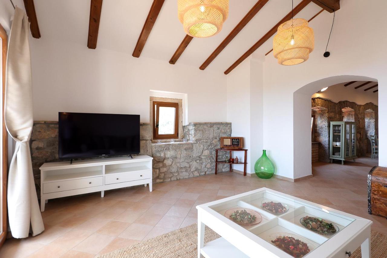 Villa Fani With Jacuzzi Icici Bagian luar foto